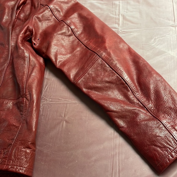 NWT men’s burgundy heavy leather jacket. Very well designed with brass zippers - Picture 15 of 16